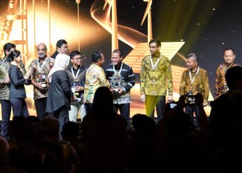 Dirjen Minerba Kementerian ESDM RI, Tri Winarno menyerahkan penghargaan Subroto Award 2025 kategori Program Pemberdayaan Masyarakat (PPM) Terinovatif kepada PT Solusi Bangun Andalas, yang diterima oleh Quarry Manager Solusi Bangun Andalas, Adi Handarbeni pada malam puncak Subroto Award 2025 yang digelar di Hotel Kempinski, Jakarta, 24 Oktober 2025 dan disaksikan langsung oleh Menteri ESDM, Bahlil Lahadalia.