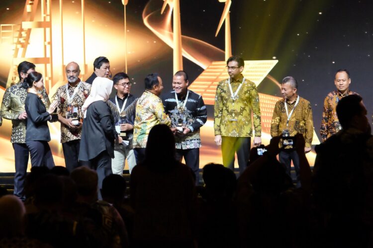 Dirjen Minerba Kementerian ESDM RI Tri Winarno menyerahkan penghargaan Subroto Award 2025 kategori Program Pemberdayaan Masyarakat PPM Terinovatif kepada PT Solusi Bangun Andalas yang diterima oleh Quarry Manager Solusi Bangun Andalas Adi Handarbeni pada malam puncak Subroto Award 2025 yang digelar di Hotel Kempinski Jakarta 24 Oktober 2025 dan disaksikan langsung oleh Menteri ESDM Bahlil Lahadalia KETIKKABARcom Dirjen Minerba Kementerian ESDM RI Tri Winarno menyerahkan penghargaan Subroto Award 2025 kategori Program Pemberdayaan Masyarakat PPM Terinovatif kepada PT Solusi Bangun Andalas yang diterima oleh Quarry Manager Solusi Bangun Andalas Adi Handarbeni pada malam puncak Subroto Award 2025 yang digelar di Hotel Kempinski Jakarta 24 Oktober 2025 dan disaksikan langsung oleh Menteri ESDM Bahlil Lahadalia