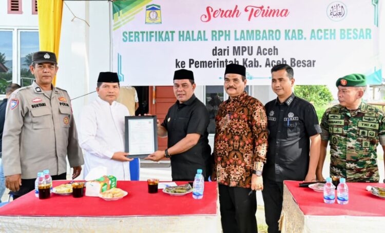 Bupati Aceh Besar H Muharram Idris menerima Sertifikat Halal dari Ketua MPU Aceh Tgk H Faisal Ali dalam acara Launching Sertifikat Halal Rumah Potong Hewan Lambaro Kecamatan Ingin Jaya Aceh Besar Jumat 311012025 FOTOMC ACEH BESAR KETIKKABARcom Bupati Aceh Besar H Muharram Idris menerima Sertifikat Halal dari Ketua MPU Aceh Tgk H Faisal Ali dalam acara Launching Sertifikat Halal Rumah Potong Hewan Lambaro Kecamatan Ingin Jaya Aceh Besar Jumat 311012025 FOTOMC ACEH BESAR