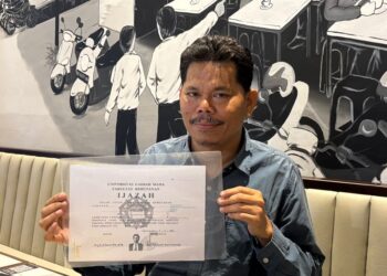 Bonatua Silalahi memperlihatkan salinan ijazah Presiden Joko Widodo (Jokowi). FOTO/iNews/Refi Sandi. Ⓒ Hak cipta foto di atas dikembalikan sesungguhnya kepada pemilik foto