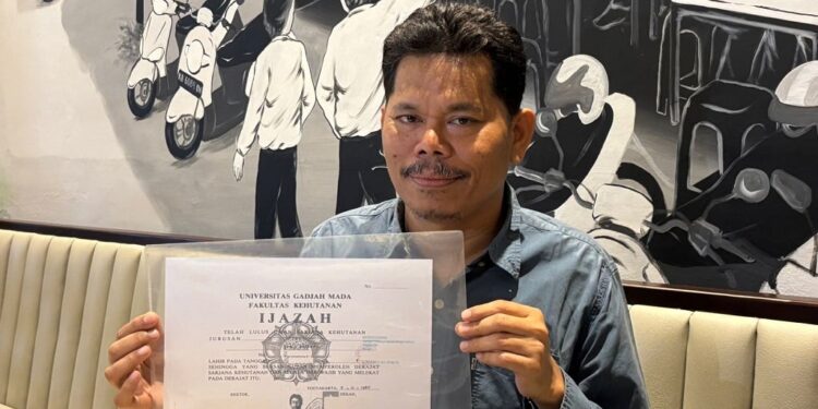 Bonatua Silalahi memperlihatkan salinan ijazah Presiden Joko Widodo Jokowi FOTOiNewsRefi Sandi Ⓒ Hak cipta foto di atas dikembalikan sesungguhnya kepada pemilik foto KETIKKABARcom Bonatua Silalahi memperlihatkan salinan ijazah Presiden Joko Widodo Jokowi FOTOiNewsRefi Sandi Ⓒ Hak cipta foto di atas dikembalikan sesungguhnya kepada pemilik foto