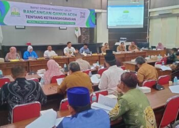DPRA melalui Komisi V menyelenggarakan Rapat Dengar Pendapat Umum (RDPU) terhadap Rancangan Qanun (Raqan) Aceh tentang Penyelenggaraan Transmigrasi di ruang Serba Guna DPRA, Selasa (21/10).