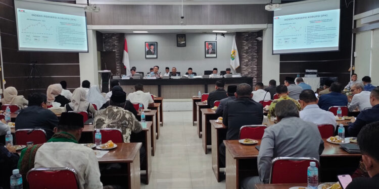 DPRA menggelar Rapat Koordinasi Rakor dengan tim Komisi Pemberantasan Korupsi Republik Indonesia KPK RI terkait Perencanaan dan Penganggaran APBD Bersama DPRA yang berlangsung di Ruang Serba Guna DPRA Jumat 2410