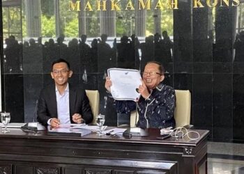 Hakim Konstitusi Arsul Sani kanan memperlihatkan ijazah aslinya dalam konferensi pers di Mahkamah Konstitusi Jakarta Senin 17 November 2025Foto ANTARA