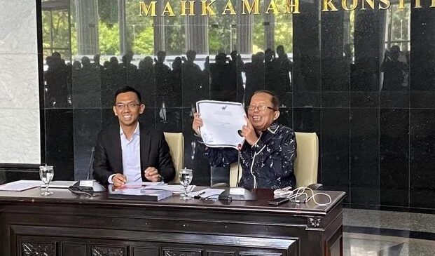Hakim Konstitusi Arsul Sani kanan memperlihatkan ijazah aslinya dalam konferensi pers di Mahkamah Konstitusi Jakarta Senin 17 November 2025Foto ANTARA KETIKKABARcom Hakim Konstitusi Arsul Sani kanan memperlihatkan ijazah aslinya dalam konferensi pers di Mahkamah Konstitusi Jakarta Senin 17 November 2025Foto ANTARA