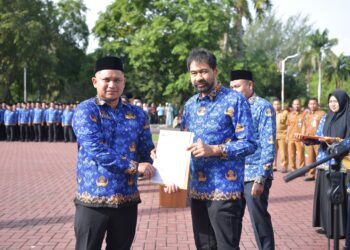 Gubernur Aceh, Muzakir Manaf di dampingi Sekda Aceh serta para kepala SKPA menyerahkan Keputusan Gubernur Aceh tentang pengangkatan pegawai Pemerintah formasi tahun 2024 tahap 2, di halaman Kantor Gub Aceh, Senin, 3 nov 2025