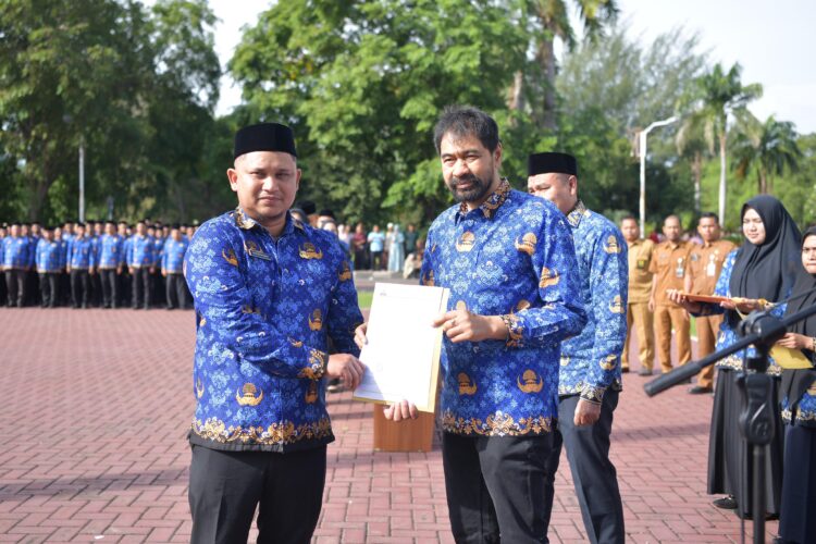 Gubernur Aceh Muzakir Manaf di dampingi Sekda Aceh serta para kepala SKPA menyerahkan Keputusan Gubernur Aceh tentang pengangkatan pegawai Pemerintah formasi tahun 2024 tahap 2 di halaman Kantor Gub Aceh Senin 3 nov 2025 KETIKKABARcom Gubernur Aceh Muzakir Manaf di dampingi Sekda Aceh serta para kepala SKPA menyerahkan Keputusan Gubernur Aceh tentang pengangkatan pegawai Pemerintah formasi tahun 2024 tahap 2 di halaman Kantor Gub Aceh Senin 3 nov 2025