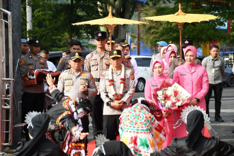 Kapolda Aceh Irjen Pol Drs Marzuki Ali Basyah bersama Ketua Bhayangkari Daerah Aceh Ny Ira Marzuki melakukan kunjungan kerja kunker ke Polres Aceh Tengah Sabtu 15112025