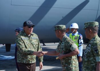 Pangdam IM, Mayor Jenderal TNI Joko Hadi Susilo, S.I.P., menyambut langsung kedatangan Menteri Pertahanan Republik Indonesia Jenderal TNI (Purn) Sjafrie Sjamsoeddin di Lanud Sultan Iskandar Muda (SIM), Minggu (16/11/2025)./Foto: Humas Kodam IM