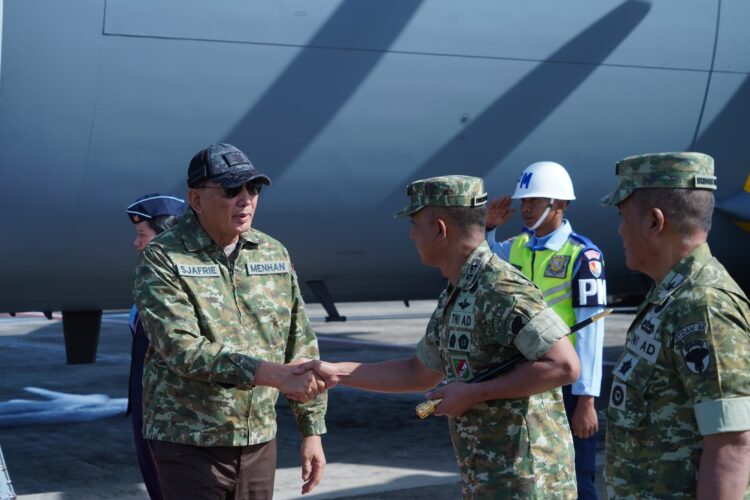 Pangdam IM Mayor Jenderal TNI Joko Hadi Susilo SIP menyambut langsung kedatangan Menteri Pertahanan Republik Indonesia Jenderal TNI Purn Sjafrie Sjamsoeddin di Lanud Sultan Iskandar Muda SIM Minggu 16112025Foto Humas Kodam IM KETIKKABARcom Pangdam IM Mayor Jenderal TNI Joko Hadi Susilo SIP menyambut langsung kedatangan Menteri Pertahanan Republik Indonesia Jenderal TNI Purn Sjafrie Sjamsoeddin di Lanud Sultan Iskandar Muda SIM Minggu 16112025Foto Humas Kodam IM
