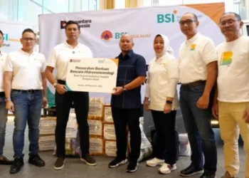 PT Bank Syariah Indonesia Tbk (BSI) menyerahkan bantuan tanggap darurat untuk masyarakat terdampak bencana di Provinsi Aceh. FOTO/Humas