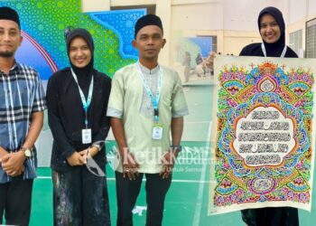 Durratul Irfana Peserta Cabang Khattil Qur'an Utusan Kabupaten Aceh Besar, Pasca Lomba di Gedung Tgk. Syiek Pante Geulima, Meureudu, Pidie Jaya, Kamis, , (06/11/2025). FOTO / MC ACEH BESAR./Foto: Kolase/KETIKKABAR.com/Ist