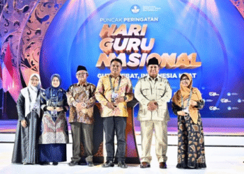 Presiden Prabowo Subianto foto bersama dengan penerima Anugerah Guru Indonesia 2025 pada acara Puncak Peringatan Hari Guru Nasional 2025 yang diselenggarakan di Indonesia Arena, Jakarta, pada Jumat, 28 November 2025. Foto: BPMI Setpres/Laily Rachev