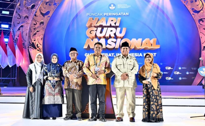 Presiden Prabowo Subianto foto bersama dengan penerima Anugerah Guru Indonesia 2025 pada acara Puncak Peringatan Hari Guru Nasional 2025 yang diselenggarakan di Indonesia Arena Jakarta pada Jumat 28 November 2025 Foto BPMI SetpresLaily Rachev KETIKKABARcom Presiden Prabowo Subianto foto bersama dengan penerima Anugerah Guru Indonesia 2025 pada acara Puncak Peringatan Hari Guru Nasional 2025 yang diselenggarakan di Indonesia Arena Jakarta pada Jumat 28 November 2025 Foto BPMI SetpresLaily Rachev