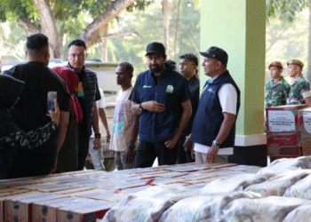 Gubernur Aceh Muzakir Manaf atau Mualem turun tangan langsung mengawasi distribusi bantuan bagi korban banjir di Aceh Utara, Minggu (30/11/2025). Ia mengecek kedatangan bantuan tanggap darurat yang dibawa menggunakan pesawat Hercules di Bandara Malikussaleh, Aceh Utara.