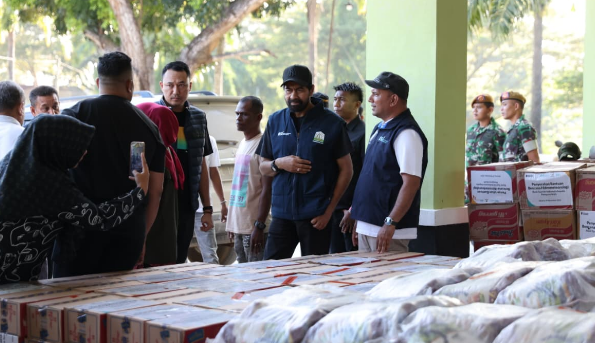 Gubernur Aceh Muzakir Manaf atau Mualem turun tangan langsung mengawasi distribusi bantuan bagi korban banjir di Aceh Utara Minggu 30112025 Ia mengecek kedatangan bantuan tanggap darurat yang dibawa menggunakan pesawat Hercules di Bandara Malikussaleh Aceh Utara KETIKKABARcom Gubernur Aceh Muzakir Manaf atau Mualem turun tangan langsung mengawasi distribusi bantuan bagi korban banjir di Aceh Utara Minggu 30112025 Ia mengecek kedatangan bantuan tanggap darurat yang dibawa menggunakan pesawat Hercules di Bandara Malikussaleh Aceh Utara