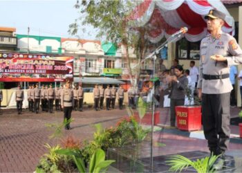 Kapolda Aceh, Irjen Pol. Drs. Marzuki Ali Basyah, memimpin Apel Kesiapan Tanggap Darurat Bencana Tahun 2025 di Mapolres Aceh Barat, Rabu, 5 November 2025./Foto: Kolase/KETIKKABAR.com/HUMAS POLDA ACEH