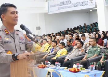 Kapolda Aceh, Irjen Pol. Drs. Marzuki Ali Basyah, menjadi narasumber utama dalam Kuliah Umum se-Barat Selatan Aceh di Auditorium Universitas Teuku Umar (UTU), Meureubo, Aceh Barat, Rabu, 5 November 2025./Foto: Kolase/KETIKKABAR.com/HUMAS POLDA ACEH