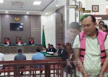 Sidang kasus dugaan korupsi Program Peremajaan Sawit Rakyat (PSR) di Kabupaten Aceh Jaya resmi digelar di Pengadilan Tindak Pidana Korupsi, Pengadilan Negeri Banda Aceh, Jalan Cut Mutia, Senin (17/11/2025)./Foto: Kolase KETIKKABAR.com/Kontras Aceh.net