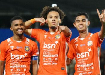 Striker Persiraja Banda Aceh, Connor Flynn (tengah), melakukan selebrasi setelah mencetak gol ke gawang Persekat Tegal dalam lanjutan Pegadaian Championship di Stadion H. Dimurthala, Lampineung, Banda Aceh, Minggu (2/11/2025). FOTO/MO Persiraja.