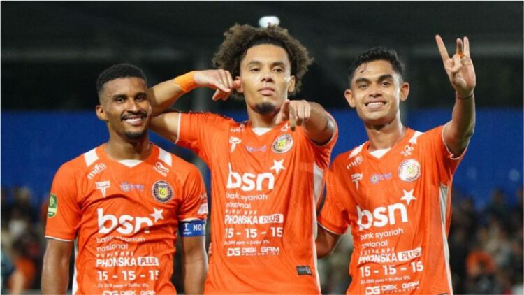 Striker Persiraja Banda Aceh Connor Flynn tengah melakukan selebrasi setelah mencetak gol ke gawang Persekat Tegal dalam lanjutan Pegadaian Championship di Stadion H Dimurthala Lampineung Banda Aceh Minggu 2112025 FOTOMO Persiraja
