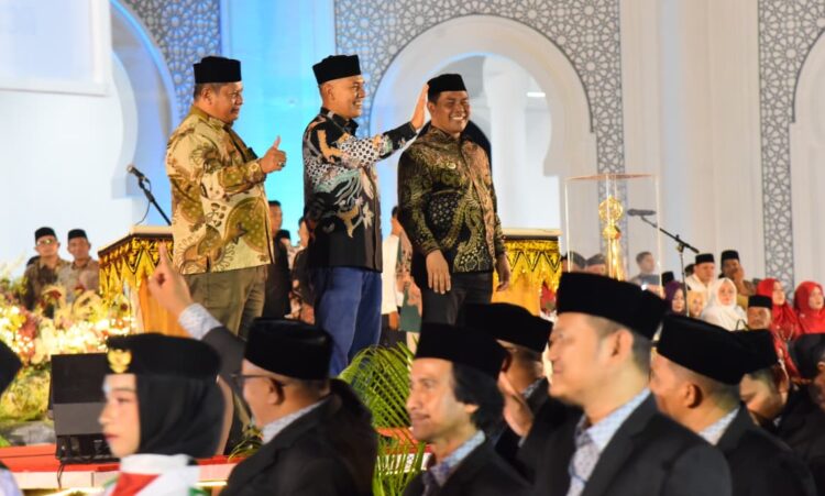 Bupati Aceh Besar H Muharram Idris Syech Muharram bersama Ketua DPRK Aceh Besar Abdul Muchti Amd dan Sekda Aceh Besar Bahrul Jamil SSos MSi menyapa defile Kafilah Aceh Besar pada pembukaan MTQ ke37 tingkat Provinsi Aceh tahun 2025 di arena utama MTQ Komplek Perkantoran Pemerintah Kabupaten Pidie Jaya Sabtu 1112025 malam FOTO MC ACEH BESAR KETIKKABARcom Bupati Aceh Besar H Muharram Idris Syech Muharram bersama Ketua DPRK Aceh Besar Abdul Muchti Amd dan Sekda Aceh Besar Bahrul Jamil SSos MSi menyapa defile Kafilah Aceh Besar pada pembukaan MTQ ke 37 tingkat Provinsi Aceh tahun 2025 di arena utama MTQ Komplek Perkantoran Pemerintah Kabupaten Pidie Jaya Sabtu 1112025 malam FOTO MC ACEH BESAR