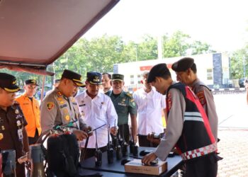 Wakil Bupati Aceh Besar Drs Syukri A Jalil mengecek peralatan SAR, dan logistik penanganan bencana bersama Forkopimda di Lapangan Apel Mapolres Aceh Besar, Kota Jantho, Rabu (05/11/2025). FOTO/MC ACEH BESAR
