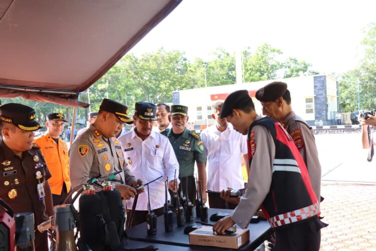 Wakil Bupati Aceh Besar Drs Syukri A Jalil mengecek peralatan SAR dan logistik penanganan bencana bersama Forkopimda di Lapangan Apel Mapolres Aceh Besar Kota Jantho Rabu 05112025 FOTOMC ACEH BESAR KETIKKABARcom Wakil Bupati Aceh Besar Drs Syukri A Jalil mengecek peralatan SAR dan logistik penanganan bencana bersama Forkopimda di Lapangan Apel Mapolres Aceh Besar Kota Jantho Rabu 05112025 FOTOMC ACEH BESAR