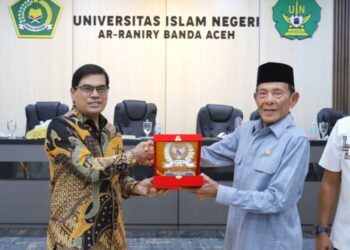 Rektor UIN Ar-Raniry Banda Aceh, Prof. Dr. Mujiburrahman M.Ag. (Kiri) dan Anggota Komisi VIII DPR RI, Drs. H. T. Zulkarnaini (Kanan)/Doc. HUMAS UIN-Ar-RANIRY