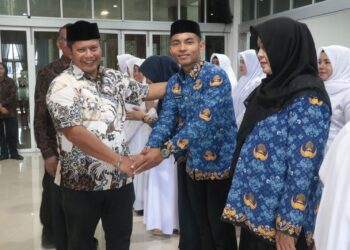 Sekda Aceh Besar Bahrul Jamil SSos MSi melantik dan mengambil sumpah 42 orang Pejabat Fungsional di lingkungan Pemerintah Kabupaten Aceh Besar, yang berlangsung di Gedung Dekranasda Aceh Besar, Gampong Gani, Kecamatan Ingin Jaya, Kamis (06/11/2025). FOTO/MC ACEH BESAR