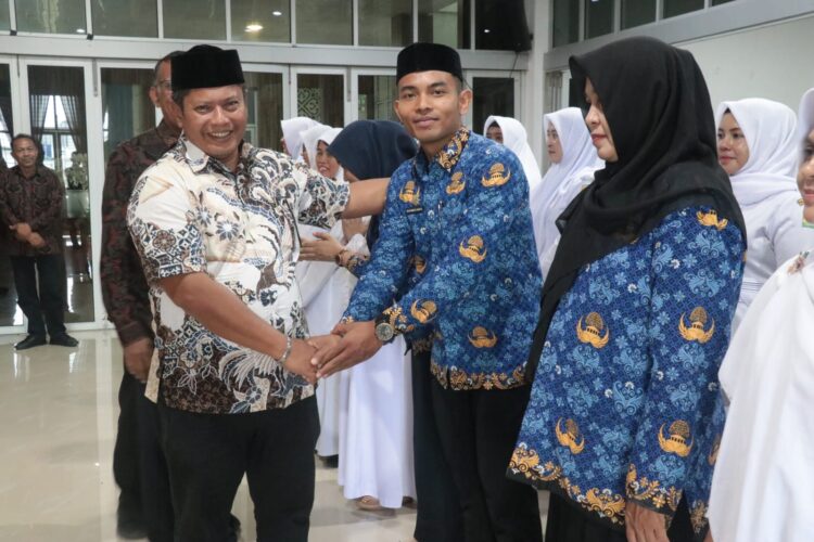 Sekda Aceh Besar Bahrul Jamil SSos MSi melantik dan mengambil sumpah 42 orang Pejabat Fungsional di lingkungan Pemerintah Kabupaten Aceh Besar yang berlangsung di Gedung Dekranasda Aceh Besar Gampong Gani Kecamatan Ingin Jaya Kamis 06112025 FOTOMC ACEH BESAR KETIKKABARcom Sekda Aceh Besar Bahrul Jamil SSos MSi melantik dan mengambil sumpah 42 orang Pejabat Fungsional di lingkungan Pemerintah Kabupaten Aceh Besar yang berlangsung di Gedung Dekranasda Aceh Besar Gampong Gani Kecamatan Ingin Jaya Kamis 06112025 FOTOMC ACEH BESAR