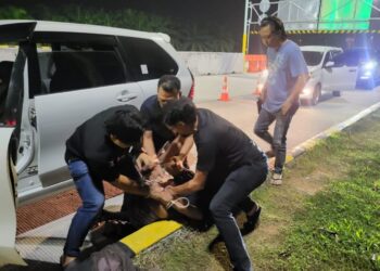Tim gabungan Jatanras Direktorat Reserse Kriminal Umum (Ditreskrimum) Polda Aceh dan Satuan Reskrim Polres Lhokseumawe berhasil menangkap tiga pelaku pencurian dengan pemberatan (curat) spesialis toko grosir di Gerbang Tol Kisaran, Sumatera Utara, pada Kamis dini hari, 6 November 2025. / Doc. HUMAS POLDA ACEH