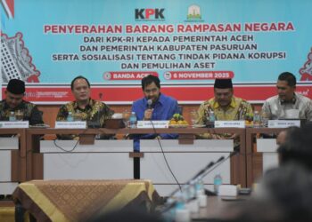 Gubernur Aceh, Muzakir Manaf bersama Direktur Labuksi KPK RI, Mungkin Hadi Pratikto, Kasatgas IV Eksekusi, Josep Wisny Sigit, Bupati Pasuruan, M. Rusdy Sutejo, Wakil Ketua DPRA, Ali Basrah, Sekda Aceh, M. Nasir melakukan penyerahan Barang Rampasan Negara dari KPK RI kepada Pemerintah Aceh dan Pemerintah Kabupaten Pasuruan serta sosialisasi tentang tindak pidana korupsi dan pemulihan Aset di gedung serbaguna Setda Aceh, Kantor Gubernur Aceh, Kamis, 06/11/2025.