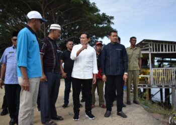 Wakil Gubernur Aceh Fadhlullah, SE di dampingi wabup Aceh timur serta tokoh masyarakat meninjau Kuala Idi Rayeuk, kabupaten Aceh Timur, Jumat, 7 November 2025