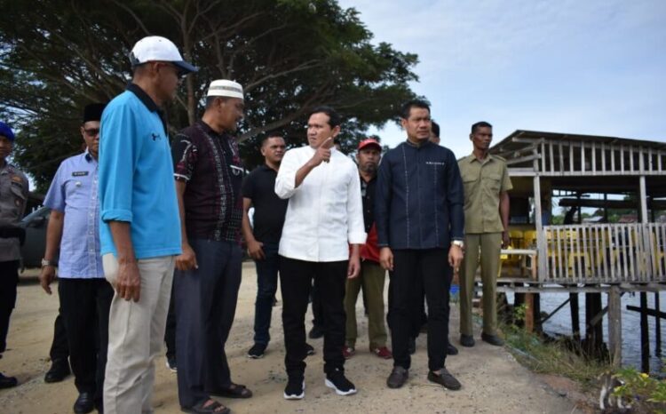 Wakil Gubernur Aceh Fadhlullah SE di dampingi wabup Aceh timur serta tokoh masyarakat meninjau Kuala Idi Rayeuk kabupaten Aceh Timur Jumat 7 November 2025