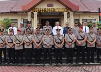 Kapolres Aceh Tamiang, AKBP Muliadi, foto Bersama usai prosesi serah terima jabatan (sertijab) empat pejabat utama dan dua kapolsek di jajaran Polres Aceh Tamiang di lapangan Parama Satwika Mapolres Aceh Tamiang, Jumat, 7 November 2025./Foto: HUMAS POLDA ACEH
