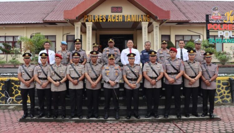 Kapolres Aceh Tamiang AKBP Muliadi foto Bersama usai prosesi serah terima jabatan sertijab empat pejabat utama dan dua kapolsek di jajaran Polres Aceh Tamiang di lapangan Parama Satwika Mapolres Aceh Tamiang Jumat 7 November 2025Foto HUMAS POLDA ACEH