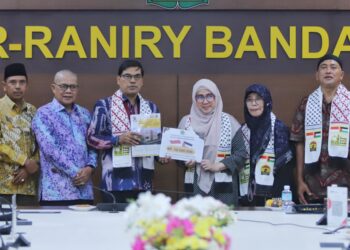 Rektor UIN Ar-Raniry Banda Aceh, Prof. Dr. Mujiburrahman, M.Ag ( Ketiga dari Kiri)