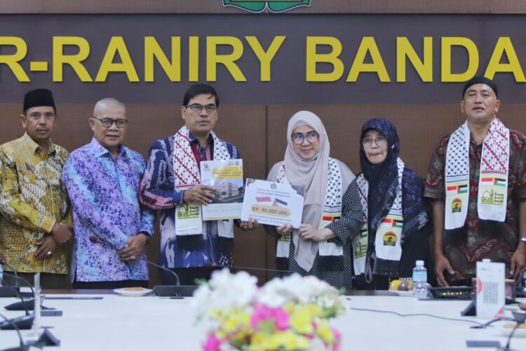 Rektor UIN Ar Raniry Banda Aceh Prof Dr Mujiburrahman MAg Ketiga dari Kiri