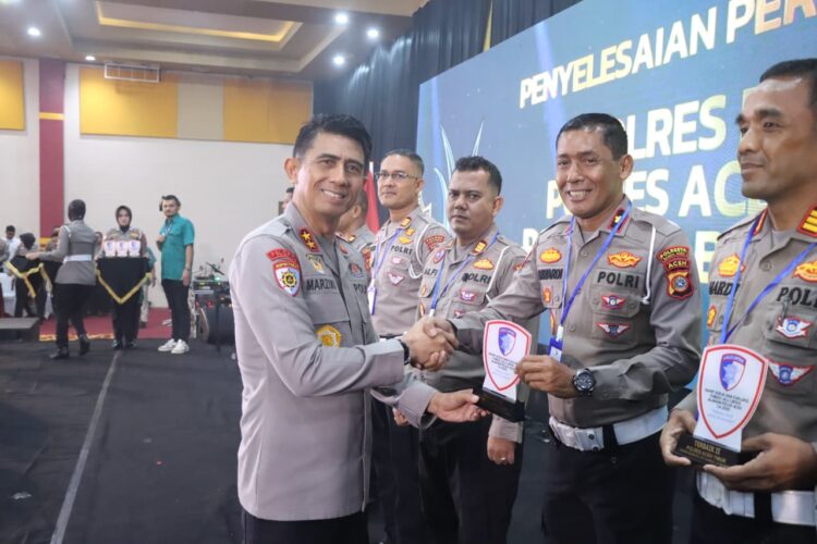 Kapolda Aceh Irjen Pol Drs Marzuki Ali Basyah membuka Rapat Kerja Raker dan Evaluasi Fungsi Lalu Lintas yang digelar di Hotel Amel Convention Hall Kota Banda Aceh Jumat 07112025HUMAS POLDA ACEH