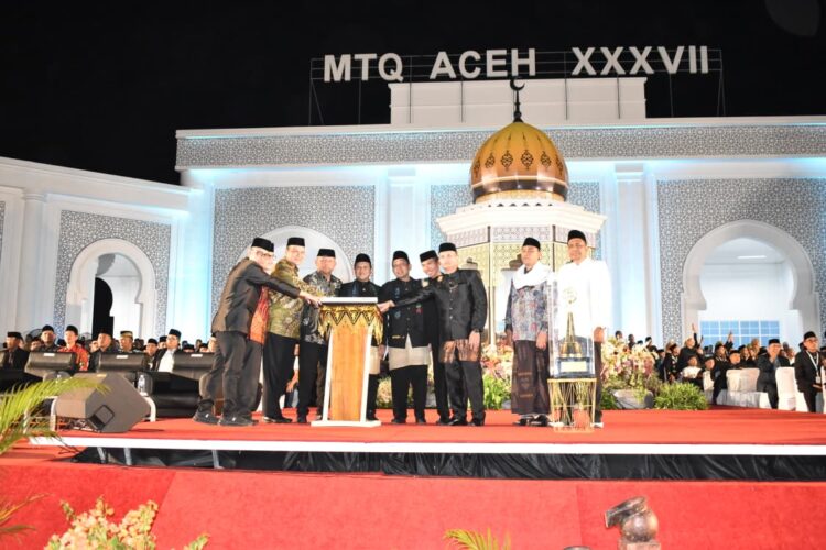 Wakil Gubernur Aceh Fadhlullah SE resmi menutup Musabaqah Tilawatil Quran Aceh ke 37 di Pidie Jaya Jumat 7 November 2025 KETIKKABARcom Wakil Gubernur Aceh Fadhlullah SE resmi menutup Musabaqah Tilawatil Quran Aceh ke 37 di Pidie Jaya Jumat 7 November 2025