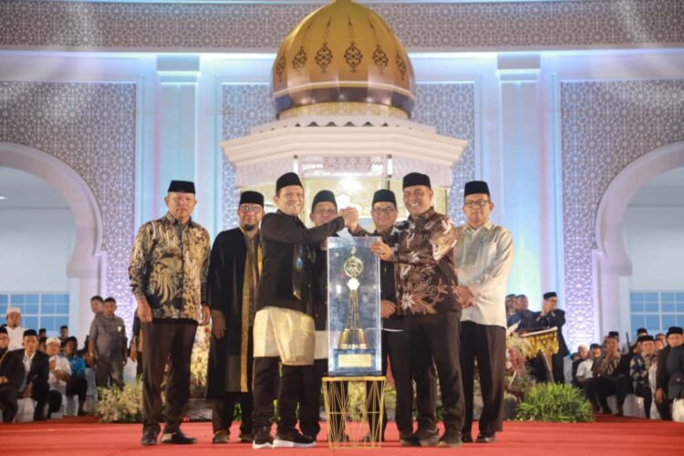 Bupati Aceh Besar H Muharram Idris Syech Muharram menerima piala bergilir juara umum MTQ ke37 Aceh tahun 2025 dari Wakil Gubernur Aceh Fadhlullah SE pada malam penutupan di Arena Utama Komplek Perkantoran Pemkab Pidie Jaya Jumat 7112025 malam FOTO PROKOPIM PEMKAB ACEH BESAR KETIKKABARcom Bupati Aceh Besar H Muharram Idris Syech Muharram menerima piala bergilir juara umum MTQ ke 37 Aceh tahun 2025 dari Wakil Gubernur Aceh Fadhlullah SE pada malam penutupan di Arena Utama Komplek Perkantoran Pemkab Pidie Jaya Jumat 7112025 malam FOTO PROKOPIM PEMKAB ACEH BESAR