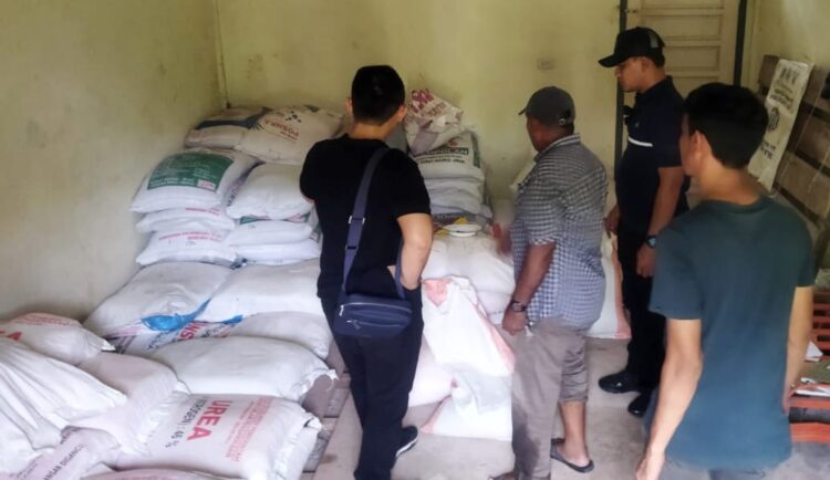 Direktorat Polisi Air dan Udara Ditpolairud Polda Aceh melalui Subdit Gakkum berhasil menggagalkan praktik penyalahgunaan pupuk bersubsidi dan mengamankan seorang pelaku beserta barang bukti sebanyak 2 ton pupuk pada Kamis 6112025Foto HUMAS POLDA ACEH KETIKKABARcom Direktorat Polisi Air dan Udara Ditpolairud Polda Aceh melalui Subdit Gakkum berhasil menggagalkan praktik penyalahgunaan pupuk bersubsidi dan mengamankan seorang pelaku beserta barang bukti sebanyak 2 ton pupuk pada Kamis 6112025Foto HUMAS POLDA ACEH