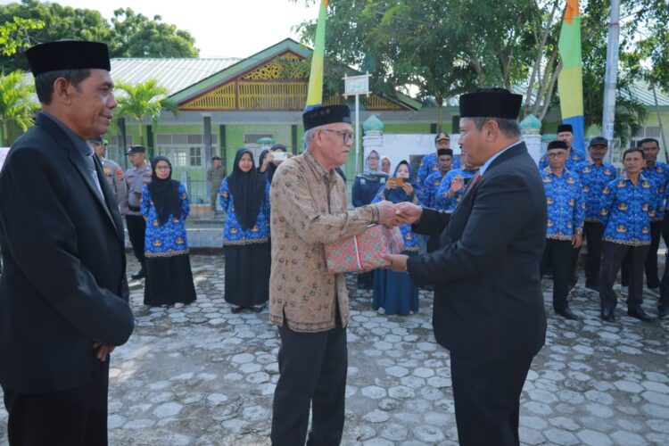 Sekretaris Daerah Sekda Kabupaten Aceh Besar Bahrul Jamil SSos MSi menyerahkan bingkisan kepada ahli waris saat ziarah ke Makam Panglima Teuku Nyak Makam di Gampong Lamnga Aceh Besar Minggu 9112025 FOTOMC ACEH BESAR