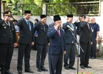 Asisten II Sekdakab Aceh Besar H. M Ali S.Sos MSi, sebgai Inspektur Upacara dalam rangka Peringatan Hari Pahlawan Nasional di Makam Pahlawan T. Nyak Arief, Gampong Meunasah Papeun, Kecamatan Krueng Barona Jaya, Aceh Besar, Minggu (09/11/2025). FOTO/MC ACEH BESAR