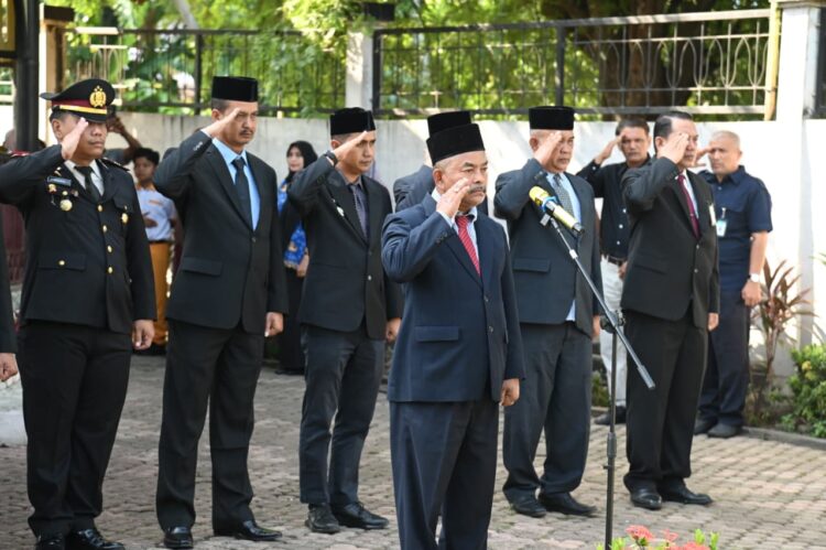 Asisten II Sekdakab Aceh Besar H M Ali SSos MSi sebgai Inspektur Upacara dalam rangka Peringatan Hari Pahlawan Nasional di Makam Pahlawan T Nyak Arief Gampong Meunasah Papeun Kecamatan Krueng Barona Jaya Aceh Besar Minggu 09112025 FOTOMC ACEH BESAR KETIKKABARcom Asisten II Sekdakab Aceh Besar H M Ali SSos MSi sebgai Inspektur Upacara dalam rangka Peringatan Hari Pahlawan Nasional di Makam Pahlawan T Nyak Arief Gampong Meunasah Papeun Kecamatan Krueng Barona Jaya Aceh Besar Minggu 09112025 FOTOMC ACEH BESAR