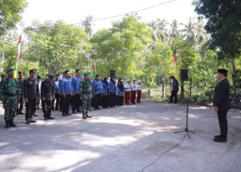 Bupati Aceh Besar H. Muharram Idris sebagai inspektur upacara dalam rangka peringatan Hari Pahlawan Nasional di Makam Pahlawan Nasional Laksamana Malahayati Gampong Lamreh, Mesjid Raya, Kabupaten Aceh Besar, Minggu (9/11/2025) FOTO/ PROKOPIM PEMKAB ACEH BESAR