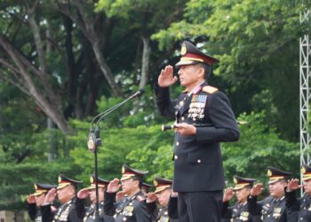 Kapolda Aceh, Irjen Pol. Marzuki Ali Basyah pimpin upacara peringatan Hari Pahlawan di lapangan Mapolda Aceh, pada Senin, 10 November 2025./Foto: HUMAS POLDA ACEH