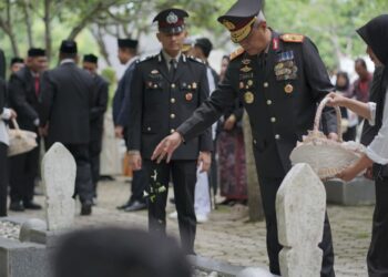 Wakapolda Aceh Brigjen Pol. Ari Wahyu Widodo menabur bunga saat Ziarah Nasional dalam rangka memperingati Hari Pahlawan ke-80 yang berlangsung di Taman Makam Pahlawan (TMP) Kota Banda Aceh, Senin (10/11/2025)./Foto: HUMAS POLDA ACEH