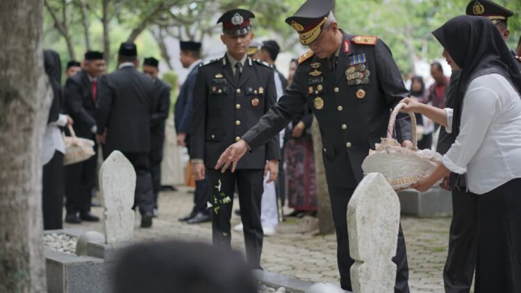 Wakapolda Aceh Brigjen Pol Ari Wahyu Widodo menabur bunga saat Ziarah Nasional dalam rangka memperingati Hari Pahlawan ke80 yang berlangsung di Taman Makam Pahlawan TMP Kota Banda Aceh Senin 10112025Foto HUMAS POLDA ACEH KETIKKABARcom Wakapolda Aceh Brigjen Pol Ari Wahyu Widodo menabur bunga saat Ziarah Nasional dalam rangka memperingati Hari Pahlawan ke 80 yang berlangsung di Taman Makam Pahlawan TMP Kota Banda Aceh Senin 10112025Foto HUMAS POLDA ACEH